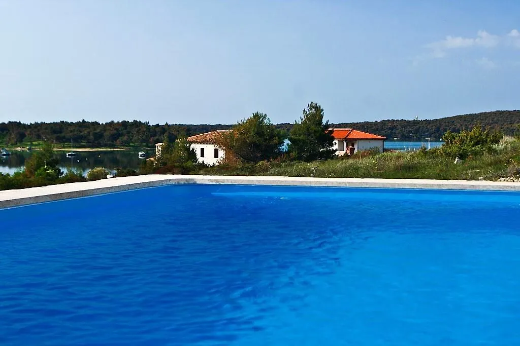 2 Bedroom Stunning Apartment In Medolino Croazia